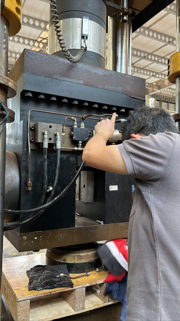 Service & Repair Leaking Hydraulic Equipment